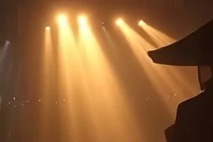 《夏日回声》合唱排练厅剧照，窗边的钢琴