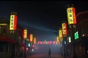 《小巷有光》傍晚巷口剧照，暖黄灯光与自行车