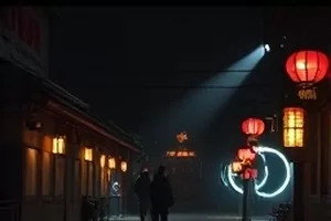 《风起南岸》码头夜景剧照，两盏路灯与货轮剪影