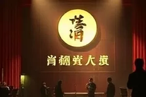 《雪落无声》雪后空旷街道剧照，脚印延伸