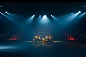 《第七个路口》雨夜路口剧照，红绿灯与倒影