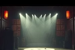 《像素与信》教室课桌剧照，窗外透进的光