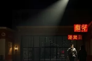《回声档案》档案柜与录音机剧照，暖色台灯